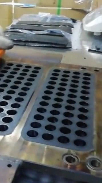 工廠加工硅膠產品,模具上一個個洞口,一次成型144個